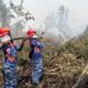 Asap Masih Mengepul, Satgas Darat Lanud Sjamsudin Noor Perkuat Pembasahan Lahan Gambut