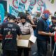 Pelayanan Humanis di DPR, Polisi Bagikan Konsumsi kepada Massa Aksi