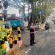 Pagi Hari, Polisi Atur Lalu Lintas di Perlintasan KA Percetakan Negara