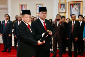 Mendagri Lantik Anwar Harun Damanik sebagai Sekda Provinsi Papua Tengah