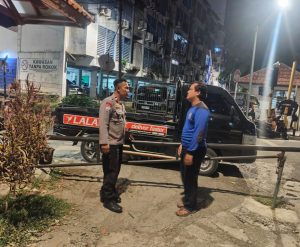 Patroli Dialogis Malam Hari Bhabinkamtibmas Benhil Kunjungi Poskamling RW 09