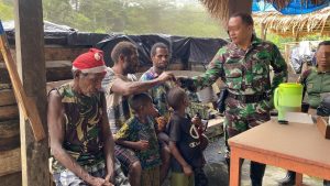 Komsos Satgas Marinir Habema Disambut Gembira Warga Tomonsatu