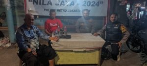 Bhabinkamtibmas Cikini Bersama Personil Mutia Pemantauan Untuk Cegah Tawuran Warga Di Posko Nila Jaya