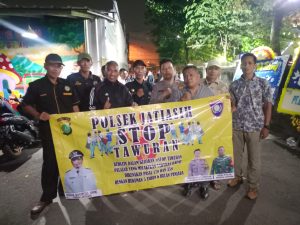 Bhabinkamtibmas Pasang Spanduk Anti-Tawuran, Ajak Warga Jatiasih Jaga Kondusifitas Kamtibmas