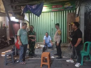Antisipasi Tawuran Dan Kejahatan Lainnya Dini Hari, Bhabinkamtibmas Dan Babinsa Kebon Kacang Bersama Ketua RW 05 Dan Petugas Poskamling