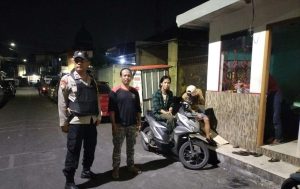 Sambang Pos Kamling Bhabinkamtibmas Sampaikan Imbauan Kamtibmas Petugas Satkamling Untuk Tingkatkan Kewaspadaan