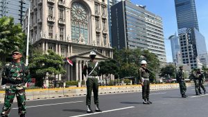 JELANG PAWAI KEDATANGAN PRESIDEN DAN WAKIL PRESIDEN PERSONEL POMDAM JAYA BANTU PENGAMANAN DAN PENGATURAN LALU LINTAS