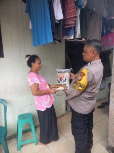 Buruh cuci sampai tukang gorengan kebagian beras dari aksi peduli Bhabinkamtibmas