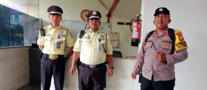 Bhabinkamtibmas Gondangdia Sambang Petugas Pamdal Kantor Bawaslu R.I Perihal Pilkada Aman dan Damai