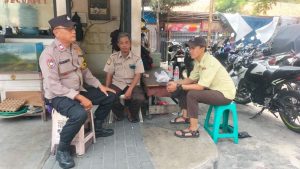 Sambang Dialogis Siang Hari Bhabinkamtibmas Johar Baru Berikan Imbauan Kamtibmas Security Gedung UKM Ikan Hias