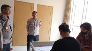 Kapolsek Senen Jenguk Anggota Yang Dirawat Dirumah Sakit