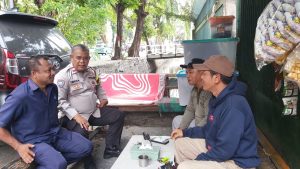 Bhabinkamtibmas Petojo Selatan melaksanakan cooling system di Jl. Kesehatan