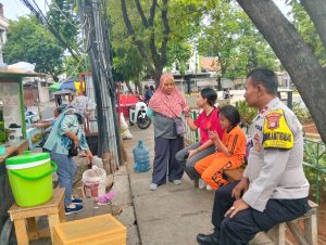 Bhabinkamtibmas Cideng sambangi pedagang di Jl. Kotabaru