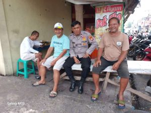 Patroli Dialogis Antisipasi Pilkada Damai Bhabinkamtibmas Kampung Rawa Sambang Ketua RT dan Warga