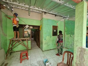 Masuki Tahap Akhir, Satgas TMMD 122 Lakukan Pengecatan Rumah Tidak Layak Huni (Rutilahu)