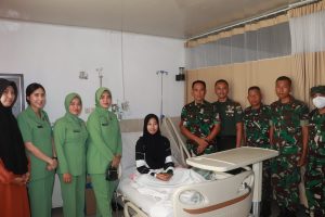 Danrem 051/Wkt dan Persit Kunjungi Anggota yang Dirawat di RSPAD Gatot Soebroto