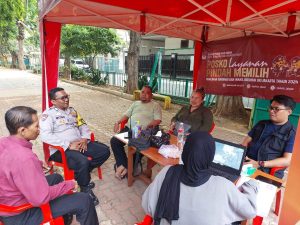 Bhabinkamtibmas Kelurahan Sumur Batu Melaksanakan Kegiatan Monitoring Posko Pemilukada.