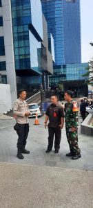 Patroli Dialogis Bersama Bhabinkamtibmas Dan Babinsa Kebon Melati Sambangi Gedung UOB