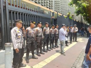 Menciptakan Pilkada Aman Kanit Binmas Menteng Pimpin Pengamanan Aksi Unras Di Kantor Bawaslu RI