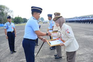Danlanud Sultan Hasanuddin Berikan Piagam Penghargaan Kepada Personel Yang Memasuki Purnah Tugas