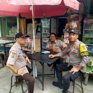 Antisipasi Pilkada Damai Bhabinkamtibmas Kelurahan Galur Berikan Imbauan Petugas Security Pasar Gembrong.