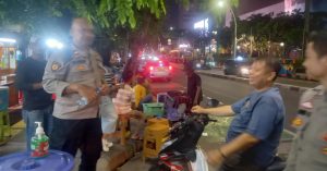 Kateam Patmor Bersama Personil Patko 1042 Patroli Menyampaikan Imbauan Humanis Kepada Pedagang Soto Ciptakan Pilkada Aman dan Damai