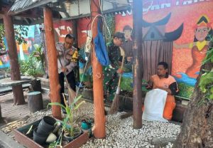 Sinergitas Tiga Pilar: Karya Bhakti HUT TNI ke-79 Pembersihan Lingkungan Sekolah SMK Negeri 31 Jakarta Dan Bantaran Anak Kali Sentiong.