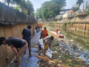Koramil 02/Matraman Bersih-Bersih Ciliwung.