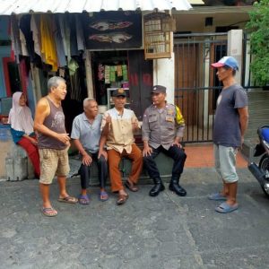 Ciptakan Pilkada Aman dan Damai Bhabinkamtibmas Galur Patroli Dialogis Sampaikan Pesan Kamtibmas ke Ketua RT dan Warga.