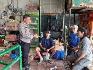 Bhabinkamtibmas Gelora Sampaikan Pilkada Damai Kepada Pedagang Pasar Palmerah