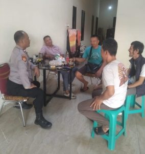 Kapolsubsektor Galur Sambangi Warganya RT 07 RW 07 Sampaikan Pilkada Damai