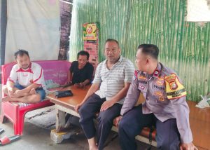 Bhabinkamtibmas Benhil Berikan Imbauan Kamtibmas Kepada Ketua RT 05/07 Dan Warga Sampaikan Pilkada Damai