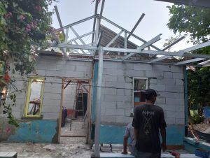 Terkabulnya Doa Botin Memiliki Rumah Layak Huni, Satgas TMMD 122 Lanjutkan Pemasangan Rangka Atap Baja Ringan