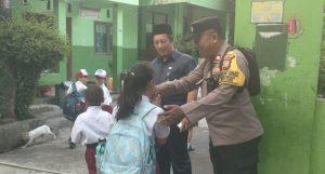 Bhabinkamtibmas Gondangdia Berikan Imbauan Para Siswa-siswi SDN Gondangdia 03 Pagi Untuk Tetap Mengikuti Giat Belajar Mengajar dan Anti Terhadap Tawuran