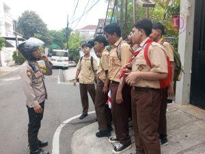 Antisipasi Tawuran, Anggota Polsubsektor Roxy Polsek Metro Gambir memberikan pesan Kamtibmas kepada pelajar SMP 39 Jakarta