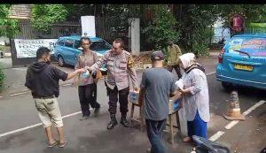 Bhabinkamtibmas Menteng Berbagi Nasi Bungkus Siap Saji Kepada Warga Sekitar Dalam Rangka Jumat Berkah