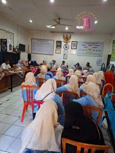 Bhabinkamtibmas Kelurahan Sumur Batu Melaksanakan Dan Memonitoring Kegiatan Jumat Keliling