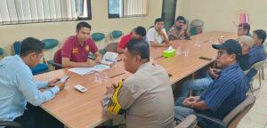 Bhabinkamtibmas Hadir Kantor Kelurahan Kebon Sirih Dalam Rangka Penerapan Pilkada Yang Aman Dan Damai