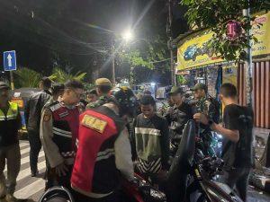 Patroli Cipta Kondisi Polsek Johar Baru Bersama Tiga Pilar Bubarkan Berkumpulnya Anak-anak Remaja Yang Berpotensi Tawuran.