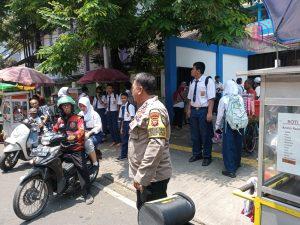 Antisipasi Tawuran Pelajar Bhabinkamtibmas Lakukan Pengamanan Dan Pengawalan