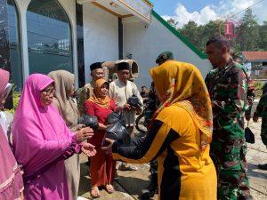 Yonif 303 Kostrad Gelar Bakti Sosial di Kamojang, Bagikan Sembako dan Bersihkan Tempat Ibadah