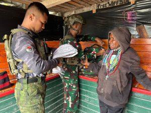 Satgas Yonif 509 Kostrad Berikan Pengobatan Gratis Kepada Mama Papua Yang Datang Ke Pos