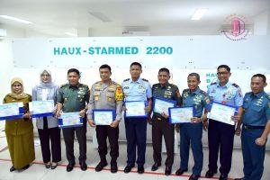 Pangdivif 3 Kostrad Terima Brevet Kehormatan Kesehatan Penyelaman dan Hiperbarik di Makassar