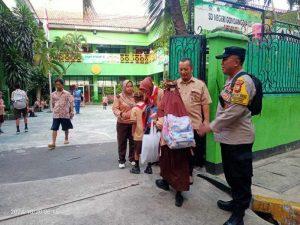 Bhabinkamtibmas Gondangdia Membantu Murid – Murid Masuk Sekolah Di SDN Gondangdia 03