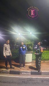 Patroli Jalan Kaki Bhabinkamtibmas Bersama Babinsa Kebon Melati Ciptakan Kamtibmas Kondusif