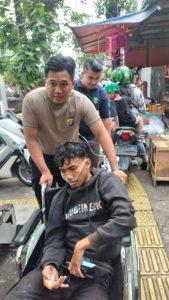 Sigap, personil Polres Metro Jakarta Timur bantu korban lakalantas