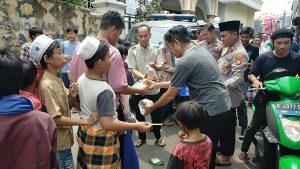 Jumat berkah Kapolsek Cakung bagikan ratusan paket snack ke jamaah sholat Jum’at