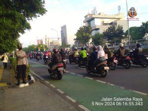 Polsek Senen Atur Lalu Lintas di Pagi Hari untuk Kelancaran dan Keamanan Pengguna Jalan