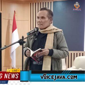 Penyair Pulo Lasman Simanjuntak Baca Puisi Pada Peluncuran Buku Antologi Puisi Bersama ‘Ibu, Aku Anakmu’ di PDS.HB.Jassin, TIM, Jakarta