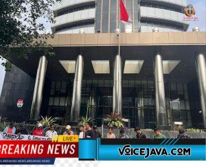 Puluhan mahasiswa yang tergabung (ISMAHI) Ikatan Senat Mahasiswa Hukum Indonesia menggelar Aksi Demonstrasi jilid ll di KPK